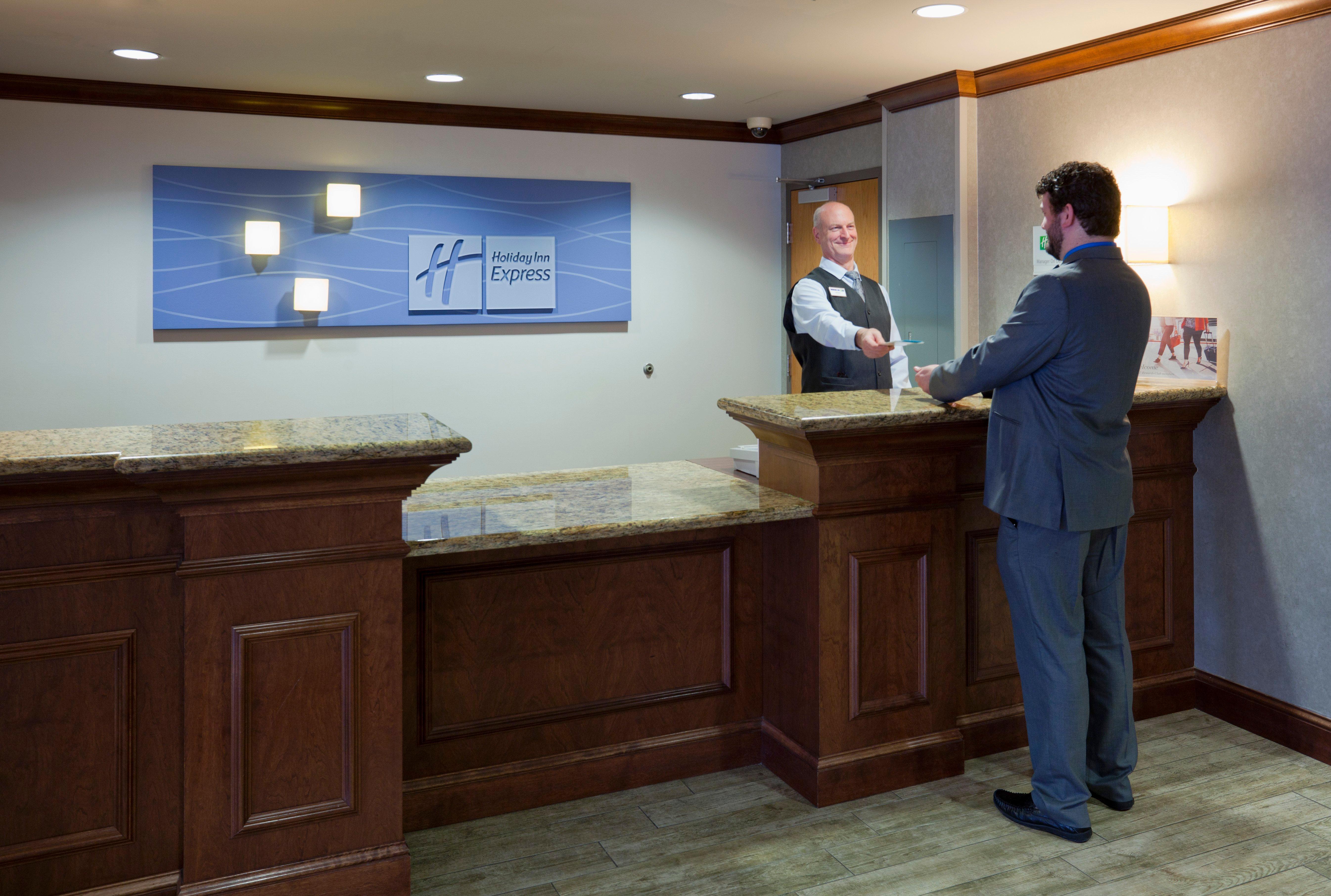 Holiday Inn Express & Suites Bloomington West By Ihg Exterior foto